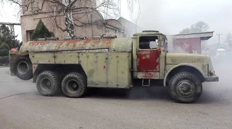 Посмотрите, сколько дыма выбрасывает старая военная Tatra 111
