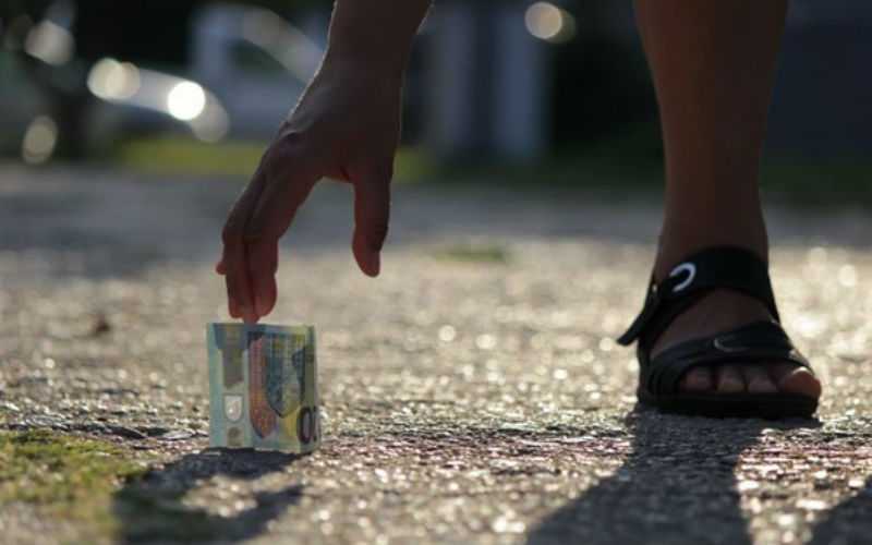 Я нашла на улице купюру, сделала так, как учила меня бабушка и у меня появились деньги