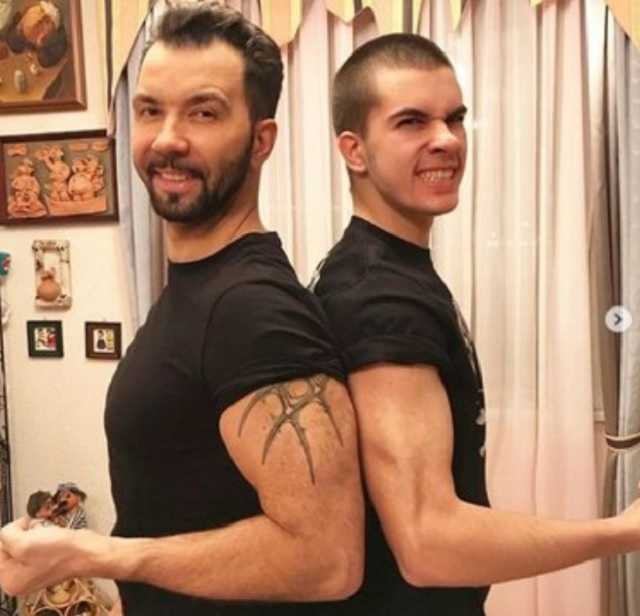 Денис Клявер померился бицепсами с сыном