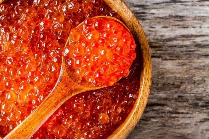 Чем полезна красная икра для женщин?