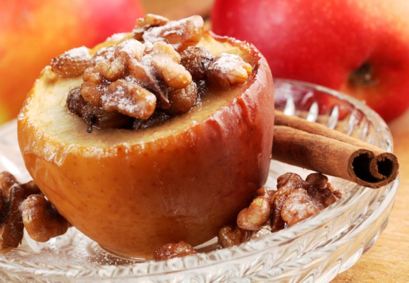 Печеные яблоки в духовке: польза и вред для организма