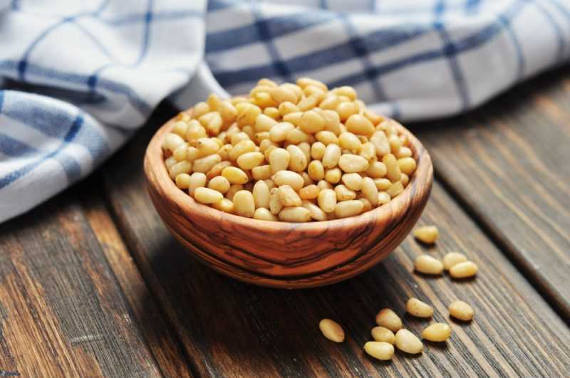 Чем полезны кедровые орехи: лечебные свойства и противопоказания