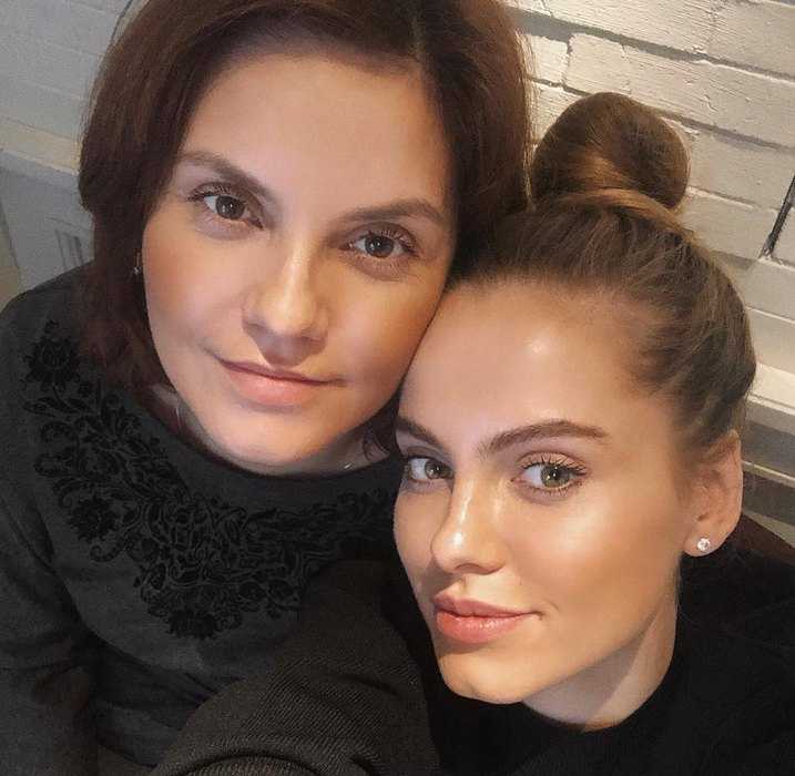 «Как две капли воды»: Дарья Клюкина познакомила поклонников с мамой
