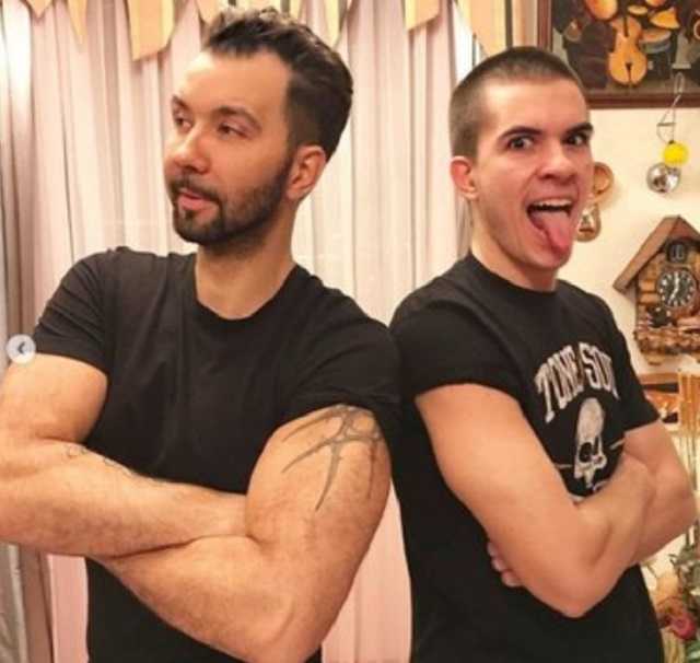 Денис Клявер померился бицепсами с сыном