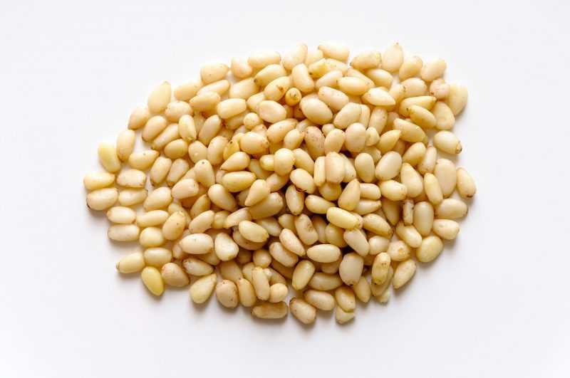 Чем полезны кедровые орехи: лечебные свойства и противопоказания