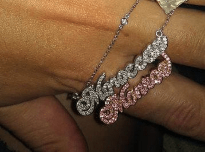 Самые дорогие подарки, преподнесенные знаменитостям в честь рождения ребенка