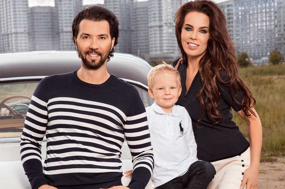 Денис Клявер померился бицепсами с сыном