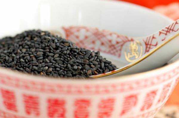 Черный кунжут: полезные свойства и противопоказания