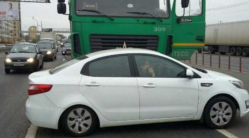 Видео: Как дальнобойщик из Череповца наказал столичного автохама