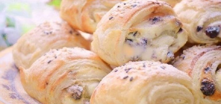 Слоенки с творожной начинкой и изюмом к чаю