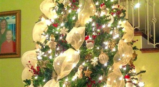 Как украсить елку в 2019 год свиньи, фото красивого новогоднего оформления