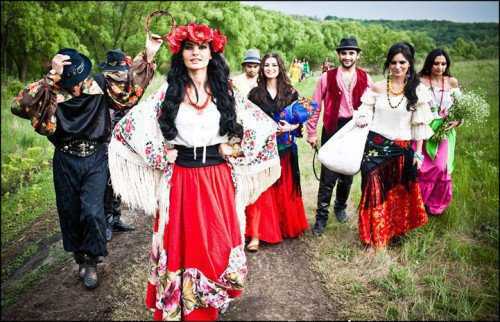 Использование цыганских заговоров для привлечения богатства, любви, здоровья