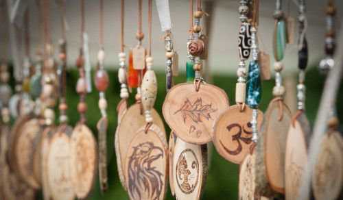 Использование амулетов из дерева для магических практик