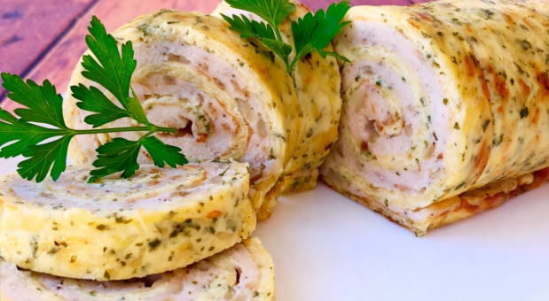 Куриный рулет с сыром: сытно, вкусно и просто!