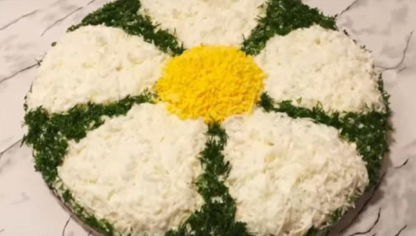 Праздничный салат с куриной печенью «Ромашка» - прост в приготовлении, а вкус божественный!