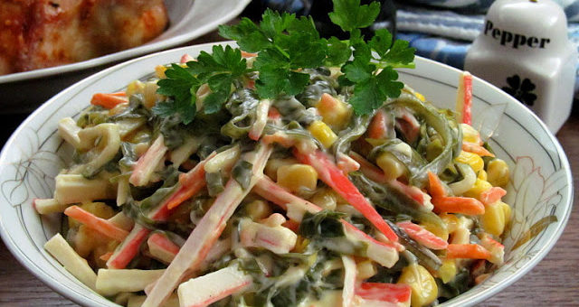 Салат из морской капусты  и крабовых палочек