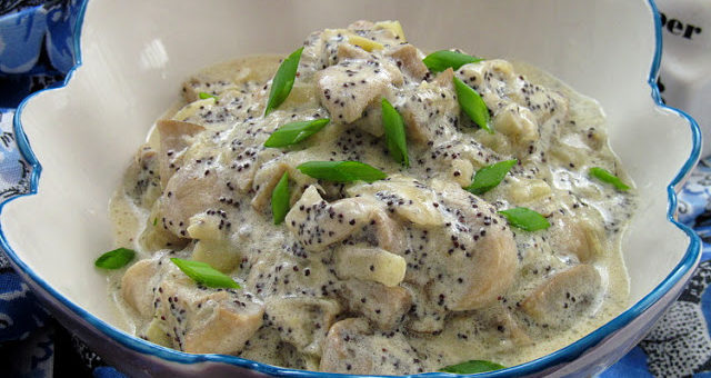 Шампиньоны тушеные в сметане с маком