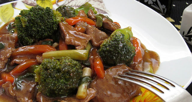 Говядина с овощами по-тайски