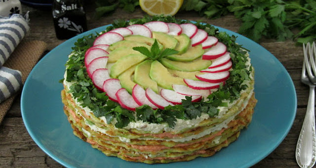 Кабачковый торт с начинкой из феты, авокадо и икры мойвы