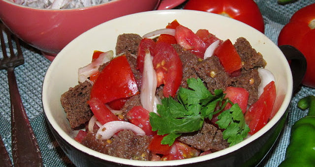 Хлебный салат с помидорами и луком