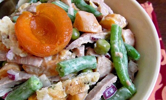 Салат с говядиной, абрикосами и яичными блинчиками
