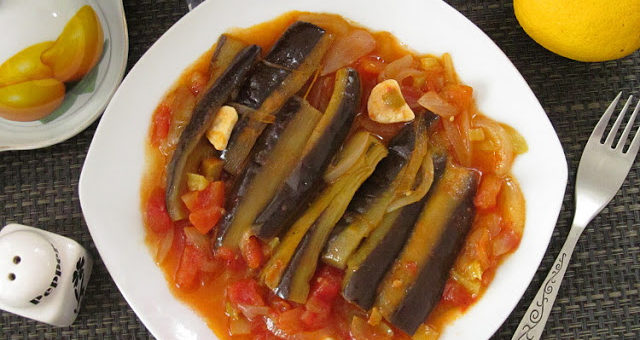 Имам байылды - баклажаны тушеные с луком и помидорами (Zeytinyağlı İmambayıldı)