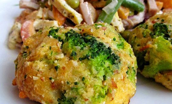 Запеченные сырные оладьи с брокколи (Cheesy Baked Broccoli Fritters )
