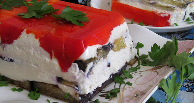 Закуска из баклажанов и красного перца с творогом