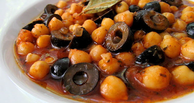 Нут с маслинами по-испански