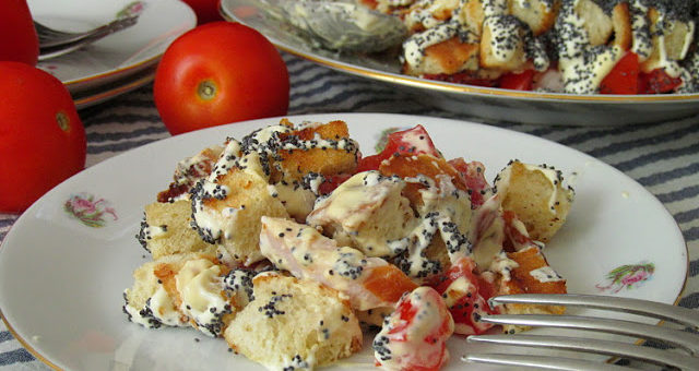 Салат с копчёной курицей, сухариками и маком