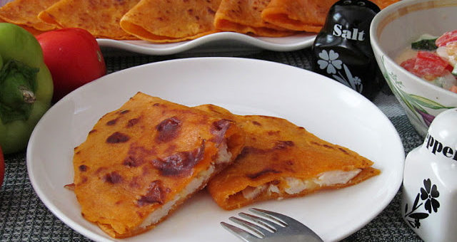 Томатные лепешки с копчёной курицей и сыром