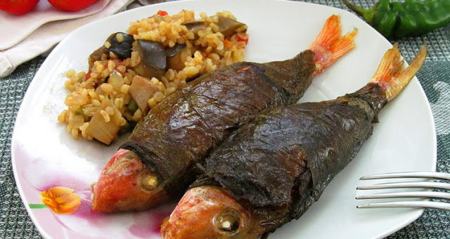 Барабулька фаршированная фетой в виноградных листьях