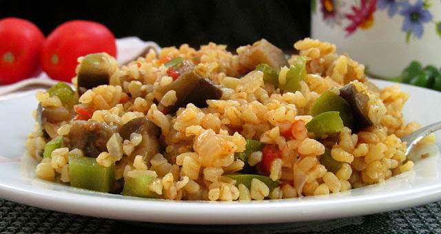Пилав из булгура с баклажанами (Patlıcanlı bulgur pilavı)