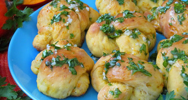 Тыквенные закусочные булочки "Узелки" (Pumpkin Garlic Knots)
