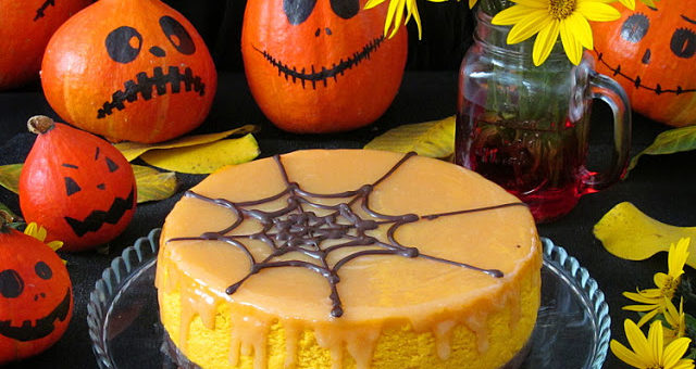 Тыквенный чизкейк на основе из брауни и карамельной помадкой