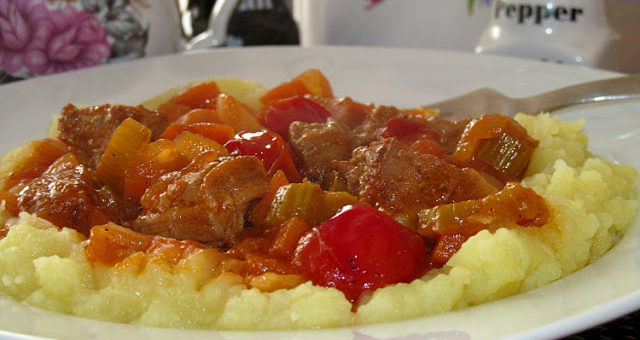 Говядина тушеная со сливами