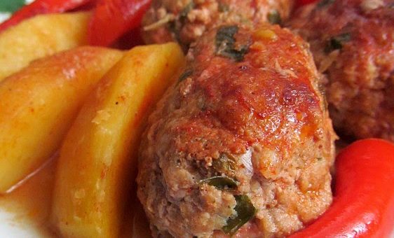 Котлеты по-измирски (İzmir Köfte)