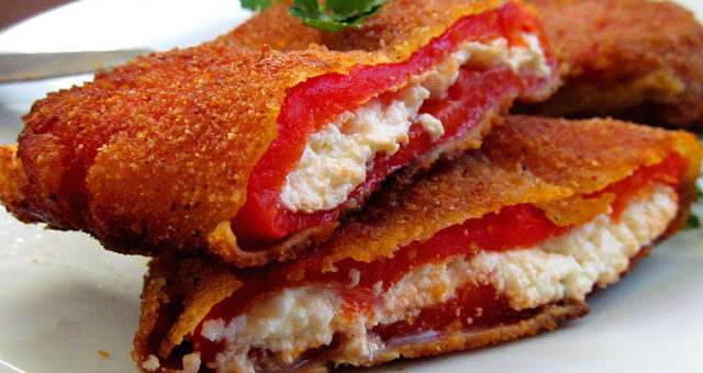 "Чушка бюрек" - жареные фаршированные перцы по-болгарски