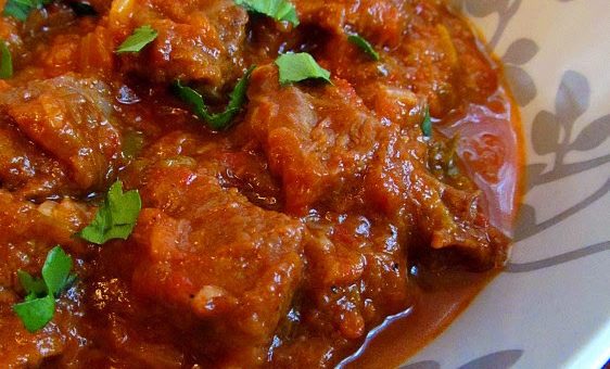 Говядина тушеная в соусе из лука-порея