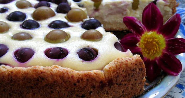 Творожный пирог с виноградом