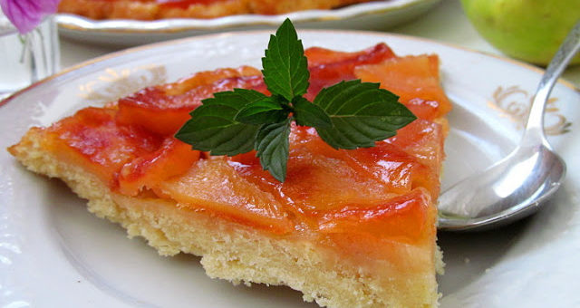 Перевернутый тарт с айвой