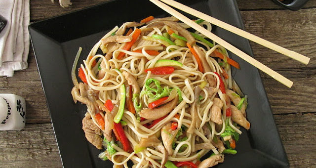 Лапша удон с курицей и овощами (Яки Удон Тори)