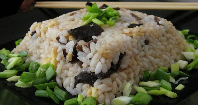 Жареный рис с грибами муэр (Цзидань Муэр Чаофань)