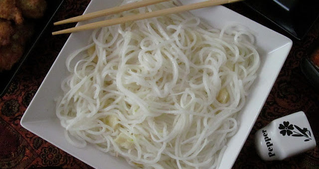 Салат из дайкона с чесночной заправкой