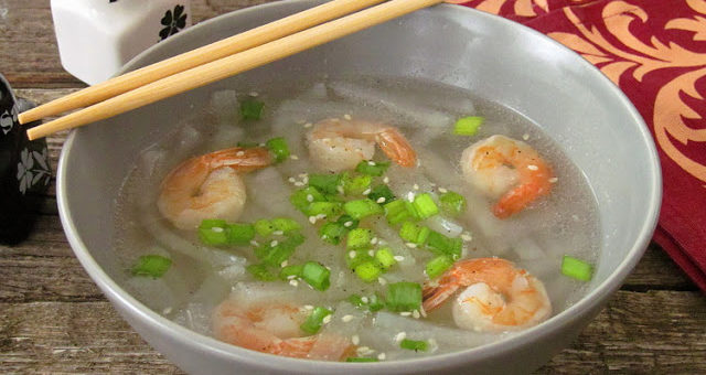 Китайский суп из дайкона с креветками