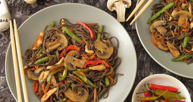 Соба (гречневая лапша) с курицей и овощами