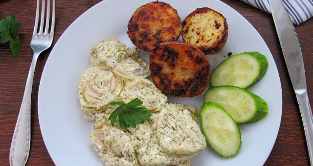 Морской окунь запеченный с луком под соусом