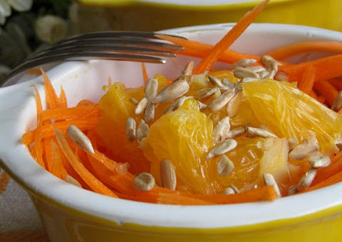 Салат из моркови, апельсина и семечек