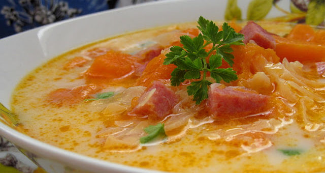 Суп с тыквой, рисом и копчеными колбасками