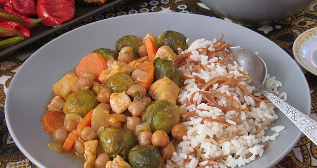 Брюссельская капуста с курицей и нутом (Tavuk Brüksel Lahanası Yemeği)